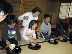 京都市立中京もえぎ幼稚園「茶道教室」“お茶ごっこ”指導